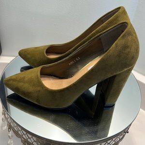 Size 8.5 Gorgeous Olive green suede heels!